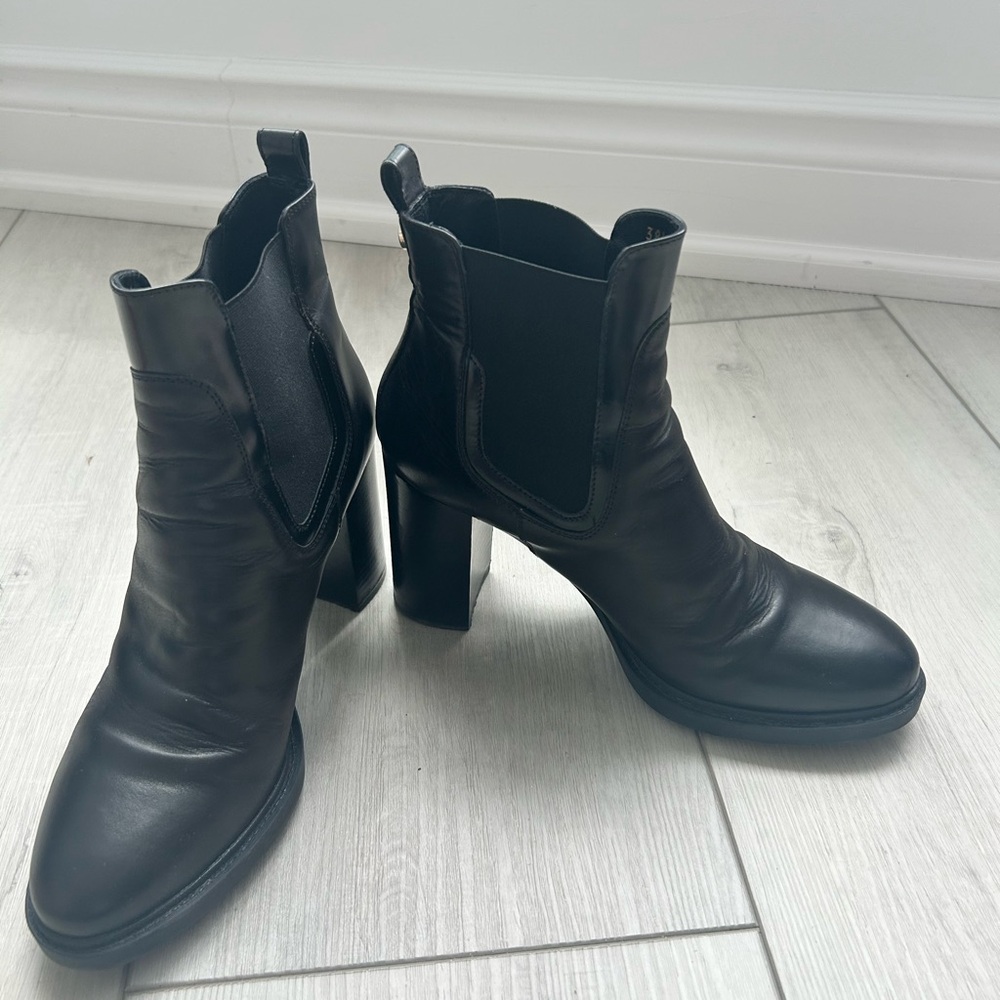 Elegant Black Heeled Boots